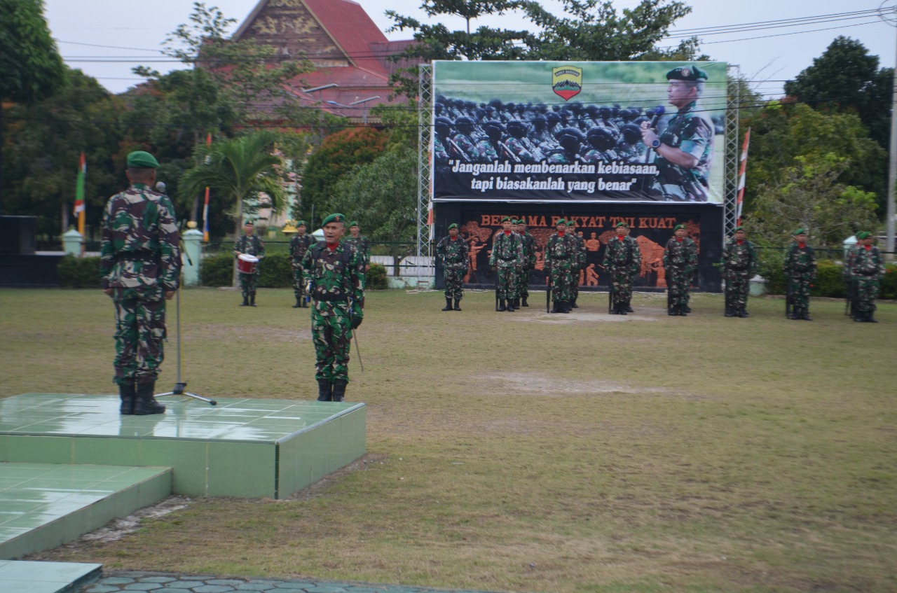 Anggota Kodim 0317/TBK Menggelar Upacara Bendera