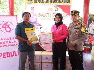 Kapolres Karimun Dampingi Istri Salurkan Bantuan Sembako ke Warga