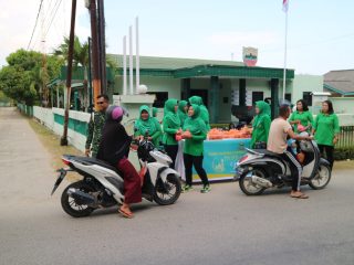 Ibu-ibu Persit KCK Dim 0317/TBK Bagi-bagi Takjil