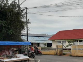 Rawan kecelakan lalu lintas, masyarakat Dabo keluhkan penerangan jalan yang berada di Jalan Simpang Tiga Pelabuhan Kota Dabo Singkep.