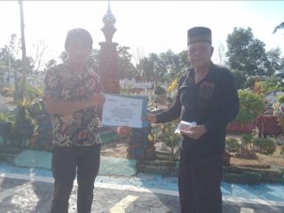 PT Timah Tbk Bantu Pembangunan Pagar Pemakaman Kamboja Teluk Uma