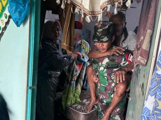 Serda Fadly Bantu Evakuasi Korban Banjir di Gang Awang Nur