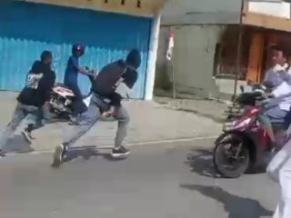Viral video berisi diduga aksi tawuran yang dilakukan oleh dua kelompok pelajar SMA dan SMK di Kabupaten Karimun, Provinsi Kepri.