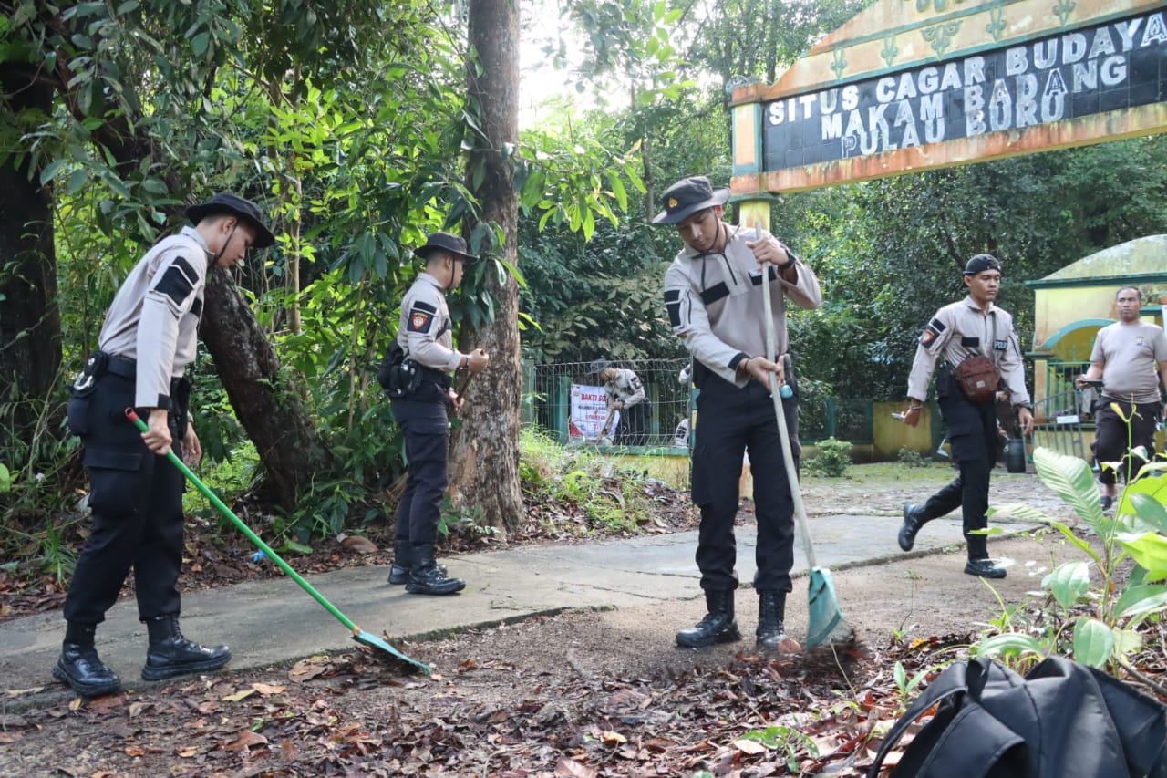 Polres Karimun melaksanakan bakti sosial dengan melakukan bersih-bersih disekitaran makam badang yang berada di Pulau Buru, Kecamatan Buru.