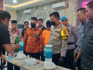 Dihadapan Tersangka, Polisi Blender 3.884 Butir Pil Ekstasi