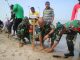 Dandim 0317/TBK, Letkol Inf. Budianto Hamdani Damanik melakukan penanaman mangrove di bibir Pantai PT. Layang RT 03 RW 01 Kelurahan Sawang.