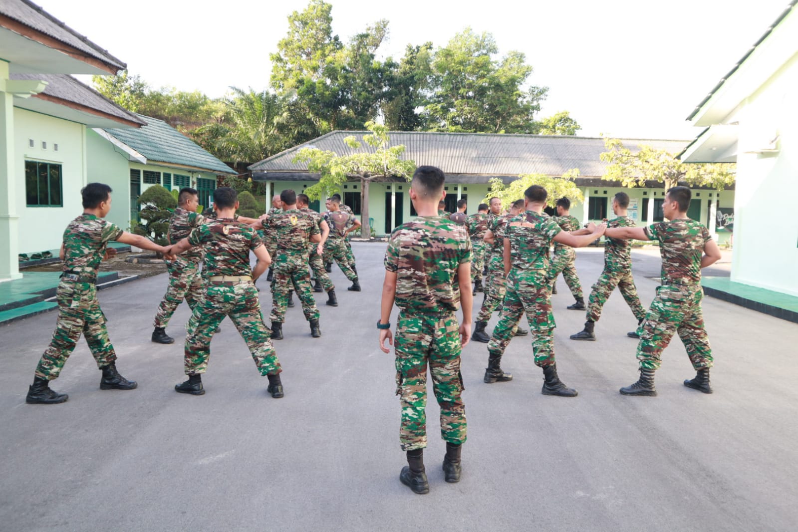 Prajurit Kodim 0317/TBK melaksanakan latihan beladiri militer taktis di Halaman Kantor Makodim 0317/TBK, Jumat (28/6/2024).
