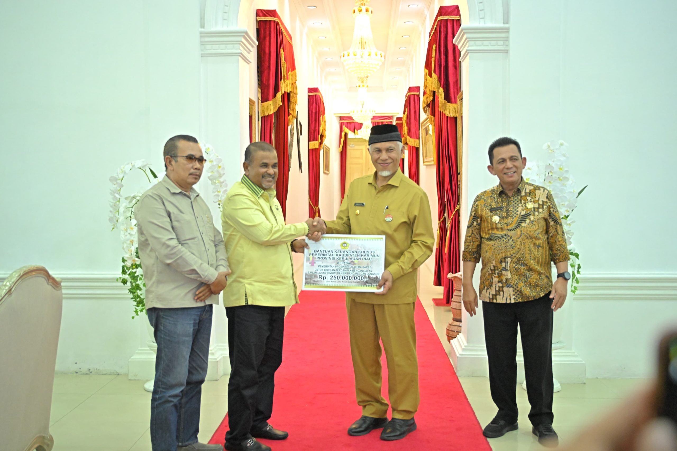 Bupati Karimun Aunur Rafiq bersama Gubernur Kepri Ansar Ahmad salurkan bantuan penanganan bencana untuk masyarakat Sumbar sebesar Rp.900 juta.