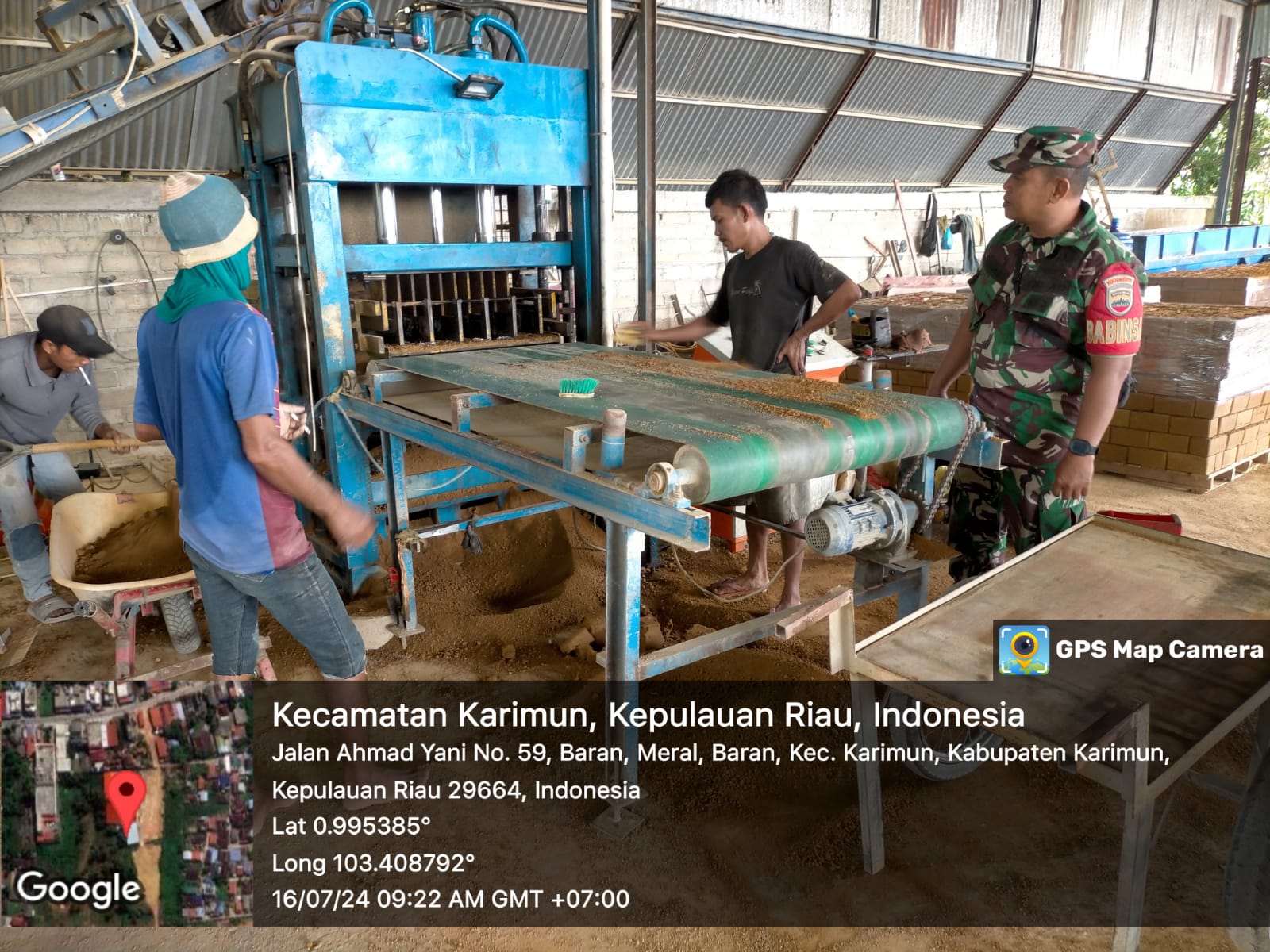 Babinsa Baran Timur Komsos dengan Pekerja Pembuat Batu Bata