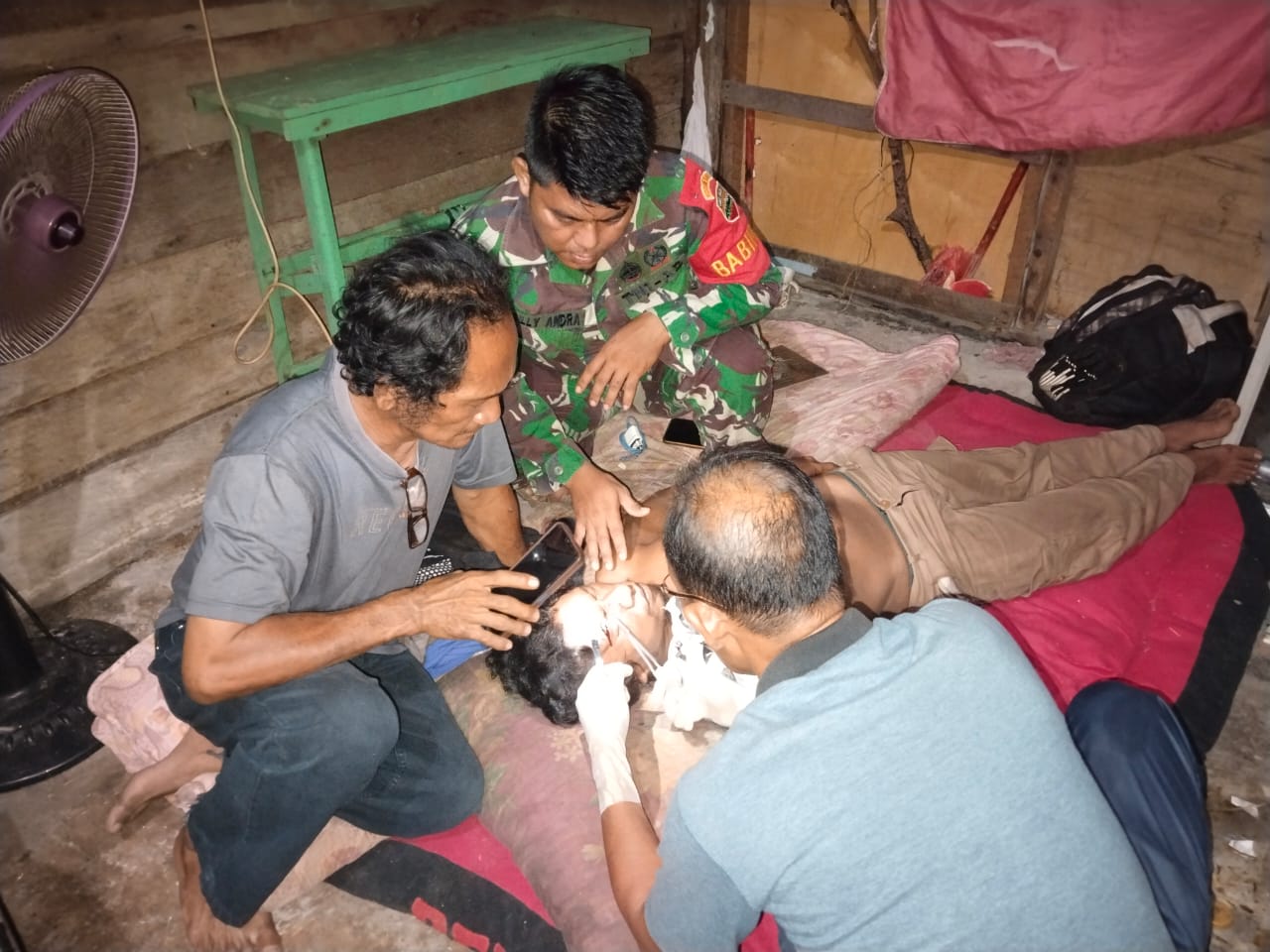Resahkan Masyarakat, Babinsa Evakuasi ODGJ ke RSUD M. Sani