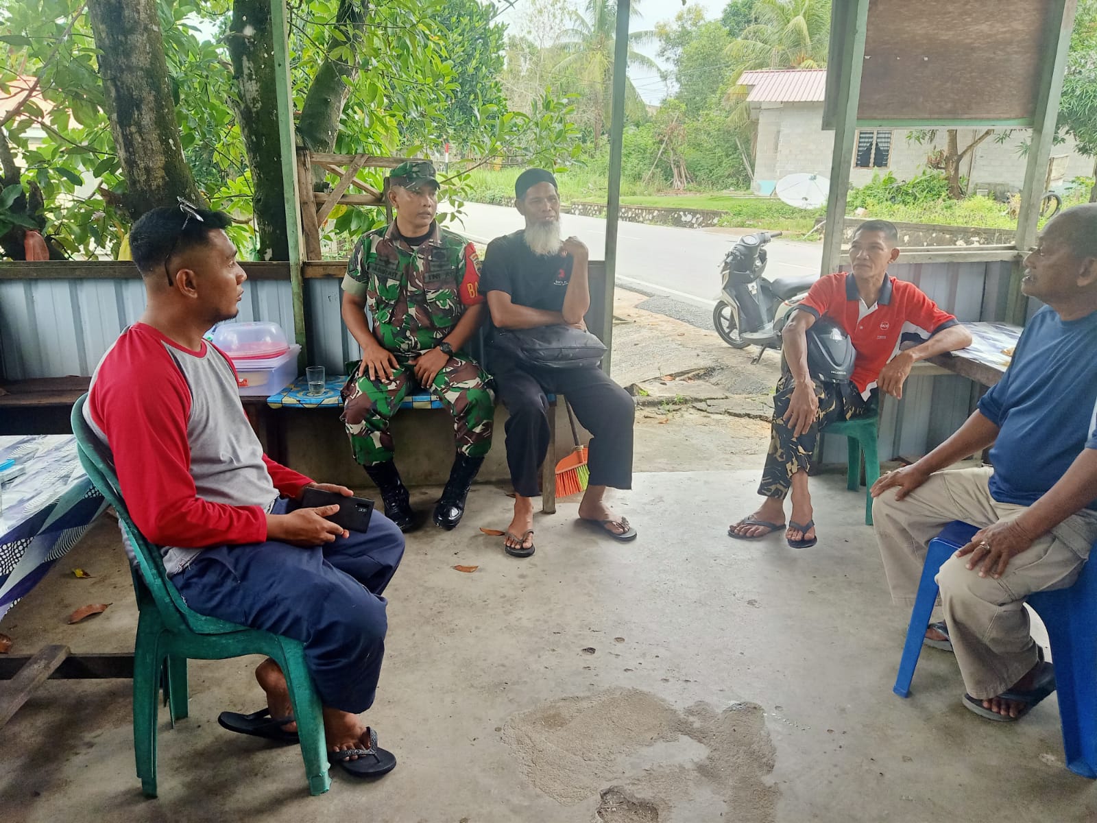 Babinsa Parit Benut Komsos Bersama Warga Binaan