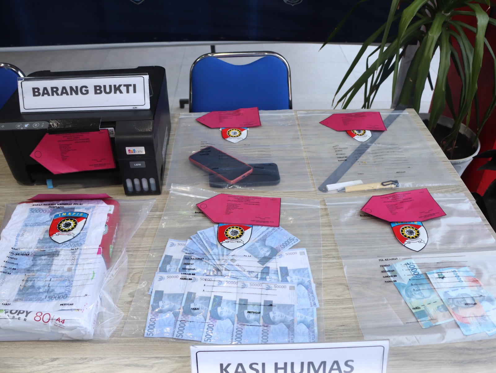 Satreskrim Polres Karimun menangkap dua pelaku pengedar uang palsu di Karimun. Ke dua pelaku itu berinisial FA (39) dan RJ (26).