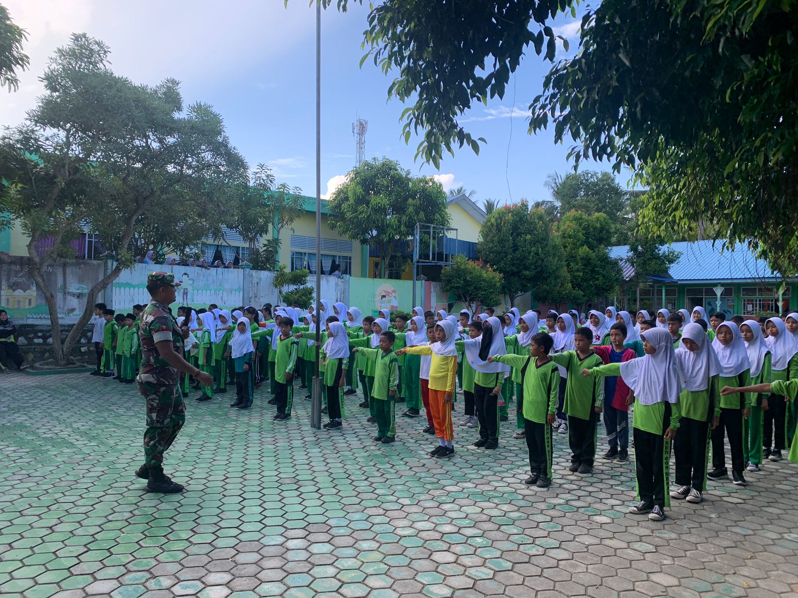 Babinsa Baran Barat Berikan Materi Dasar PBB dalam Seleksi Gerak Jalan HUT RI ke-79