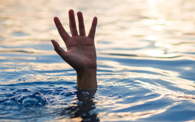 Seorang pelajar perempuan berinisial CP (17) nekat terjun ke laut di kawasan Pelabuhan Airud Sei Sebesi Kecamatan Kundur.