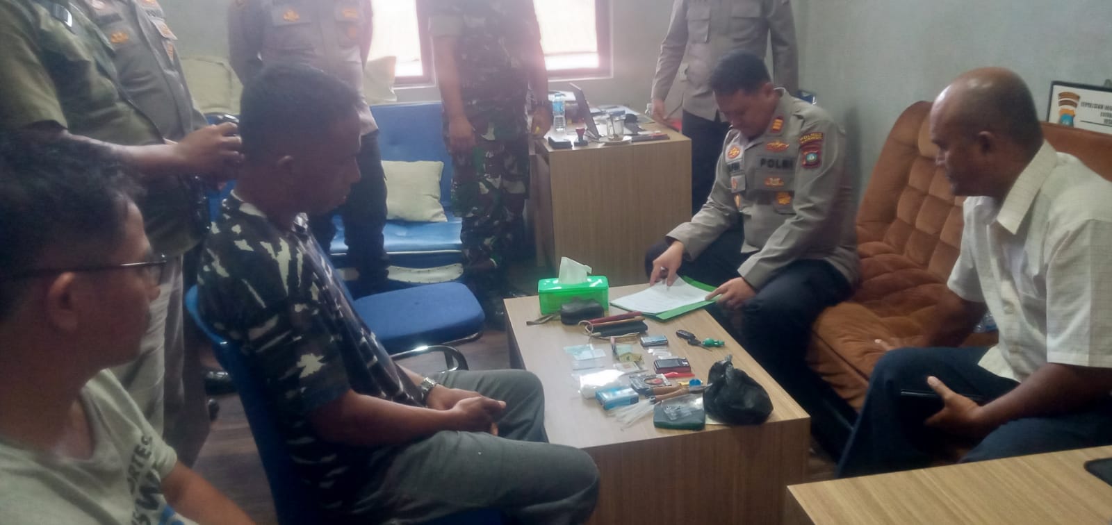Babinsa dari Kodim 0317/TBK, Kopda Darwinsyah Hasibuan menangkap dua pelaku pengedar sabu di Karimun berinisial J dan T, Rabu (30/10/2024).