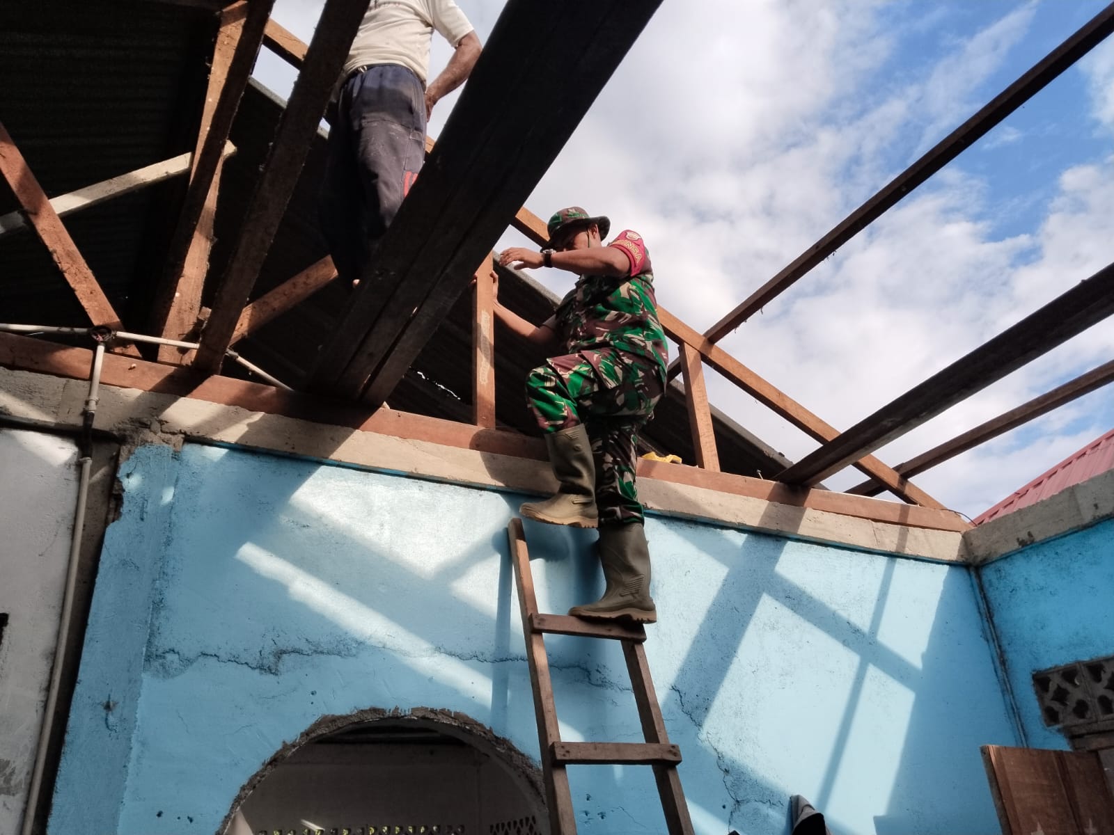 Danramil 01/Balai, Lettu Inf Kamdi bersama Lurah Baran Barat, Widya Agustin mengunjungi rumah warga terdampak angin kencang pada Minggu pagi.