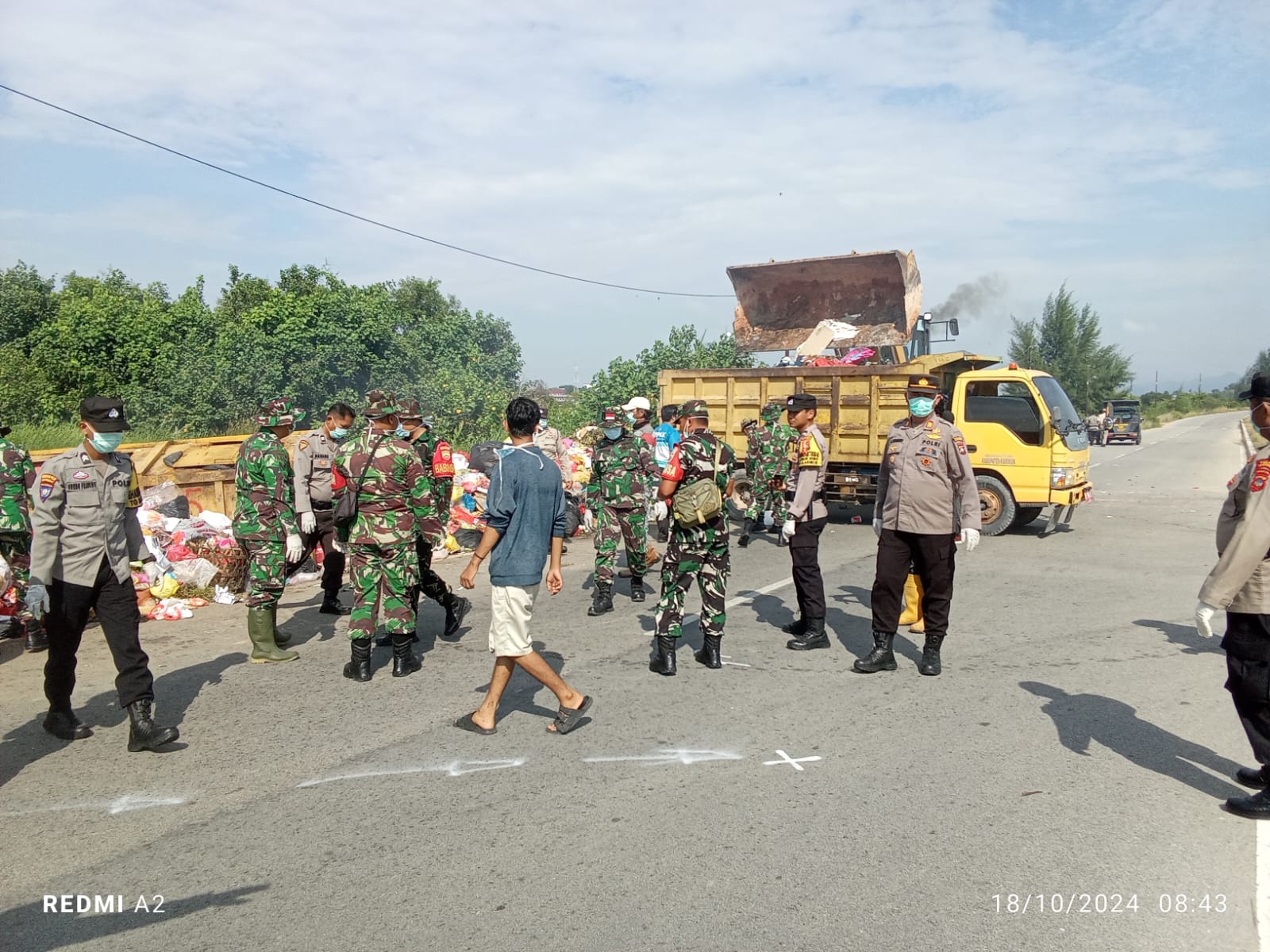 ersonel Koramil 01/Balai bersama dengan Personil Polsek Balai, anggota staf Kelurahan Lubuk Semut dan masyarakat setempat gotong royong.