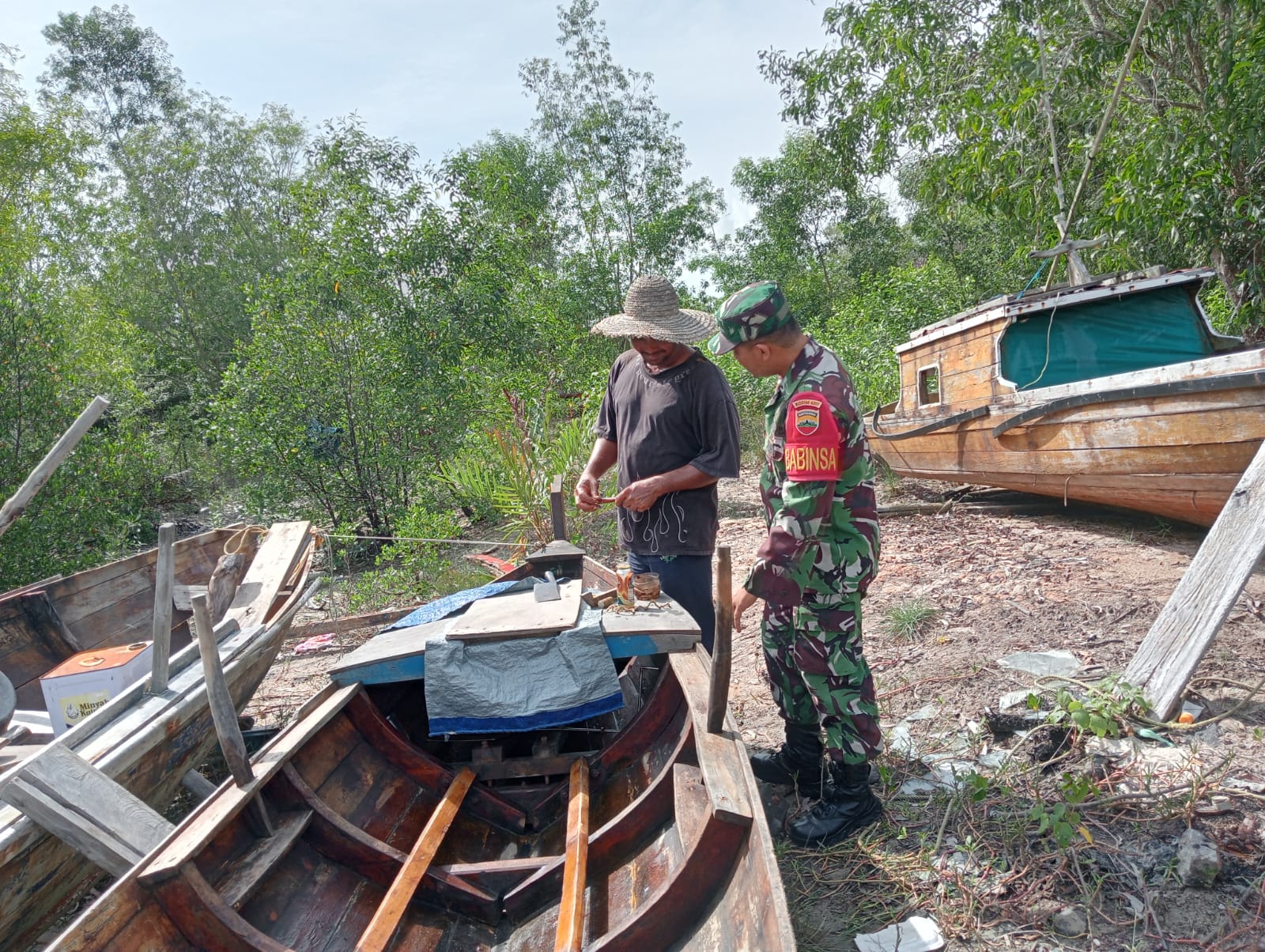 Babinsa dari Koramil 04/Tebing, Kodim 0317/TBK, Serda Efin Wijaya melakukan kegiatan komunikasi sosial (komsos) bersama nelayan di Desa Pongkar.