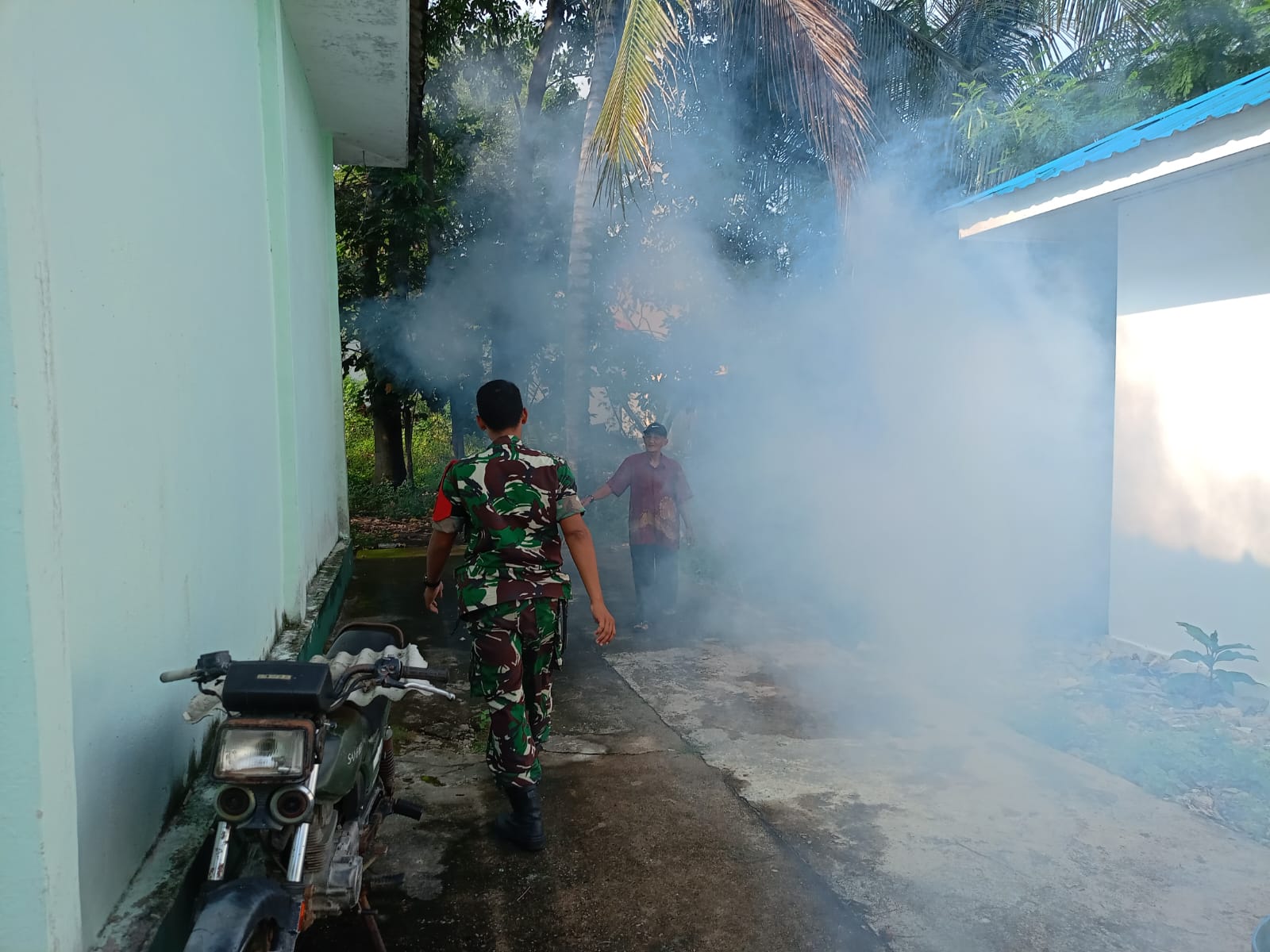 Mencegah penyebaran penyakit DBD, Babinsa Kelurahan Moro, Praka Irvan Frasstyo, melaksanakan pendampingan kegiatan fogging.