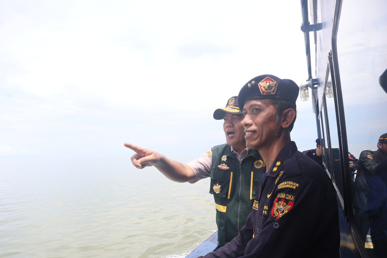 Kepala Badan Karantina Indonesia (Barantin), Sahat M Panggabean patroli laut bersama Kakanwil DJBC Khusus Kepri, Adhang Nugroho Adhi.