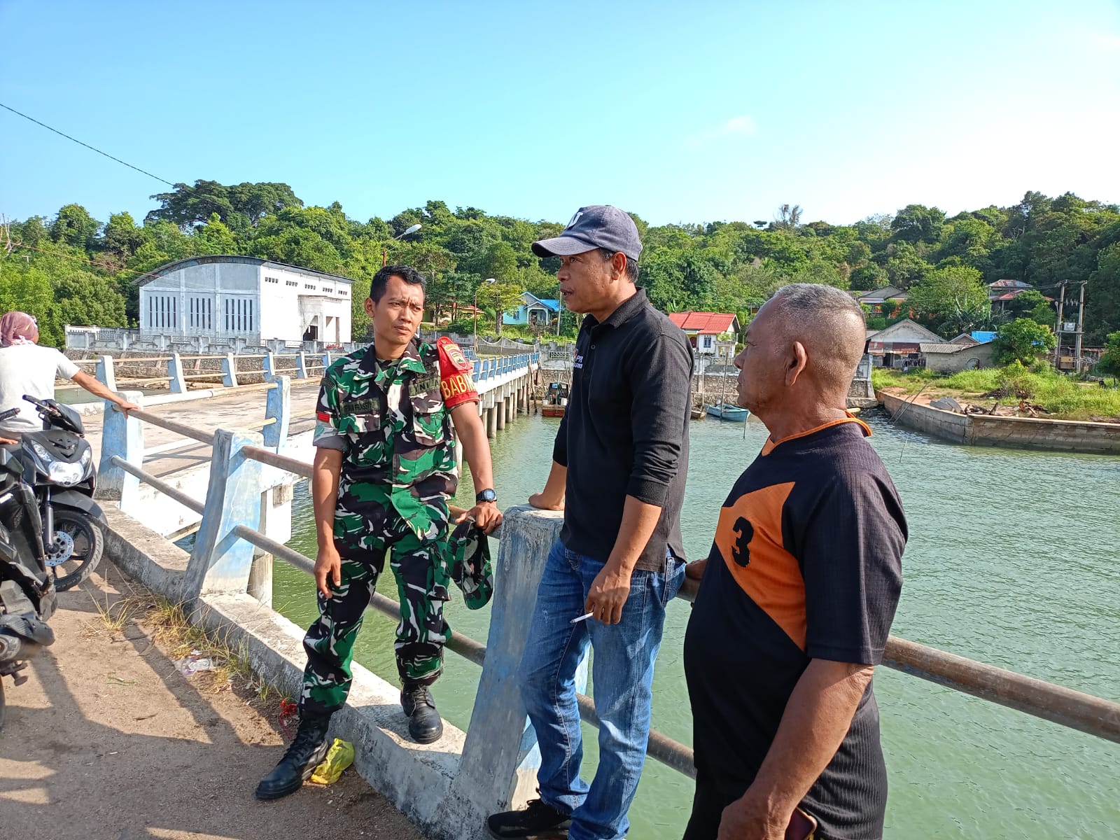 Babinsa Kelurahan Moro, Praka Irvan Frasstyo melaksanakan kegiatan komsos dengan masyarakat yang menunggu kapal di pelabuhan.