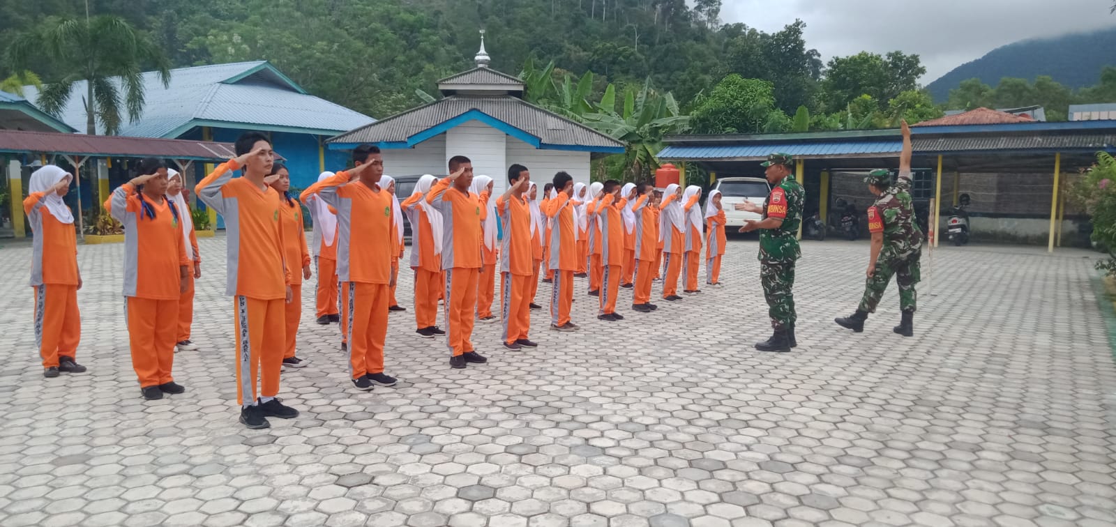 Babinsa Kelurahan Tanjung Balai Kota, Sertu Misman silaturahmi dengan anggota KPLP bernama Ahmad di Pelabuhan KPK.