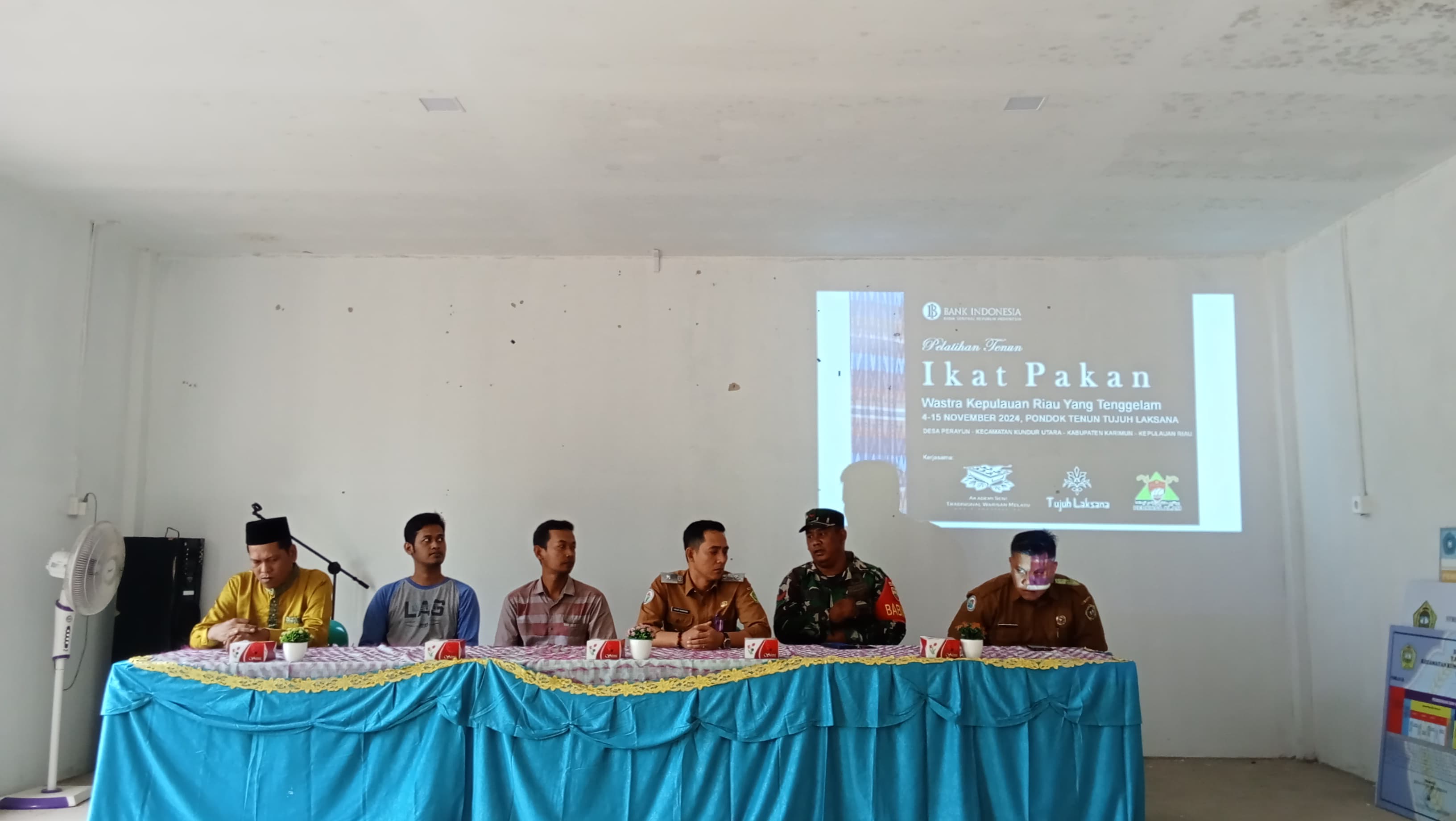 Kopda TD Hutasoit dari Koramil 03/Kundur ikut menghadiri kegiatan pembukaan pelatihan Tenun Ikat Pangan di Gedung Serbaguna Kantor Desa Prayun