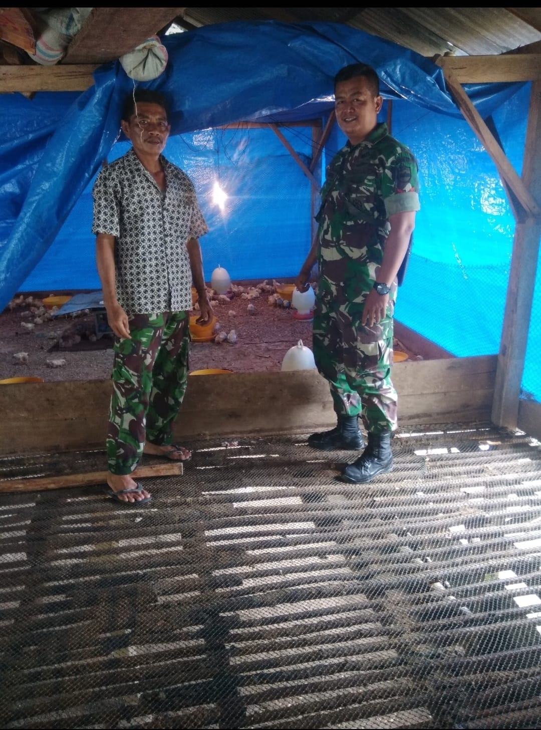 Babinsa Desa Sei Sebesi Koramil 03/Kundur, Serda Endra Syahputra Komsos dengan Bapak Basori, seorang peternak ayam putih berusia 50 tahun.