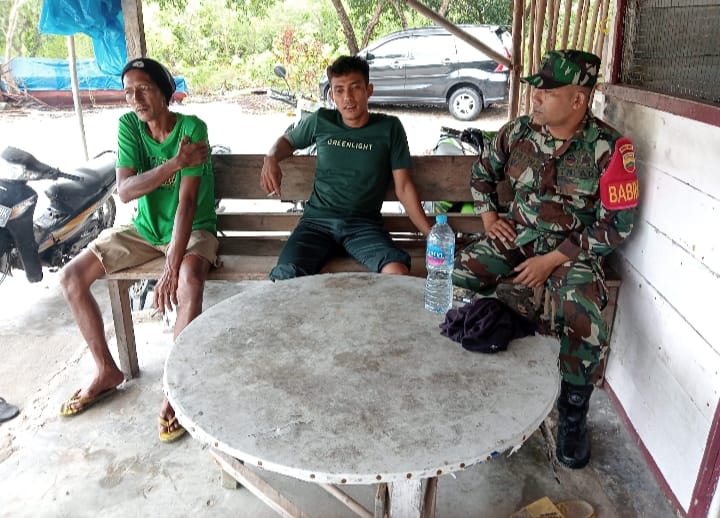 Babinsa Desa Pongkar, Koramil 04/Tebing, Serda Efin Wijaya komsos dengan para nelayan yang berada di Dusun I RW 01 Pelambung, Desa Pongkar.