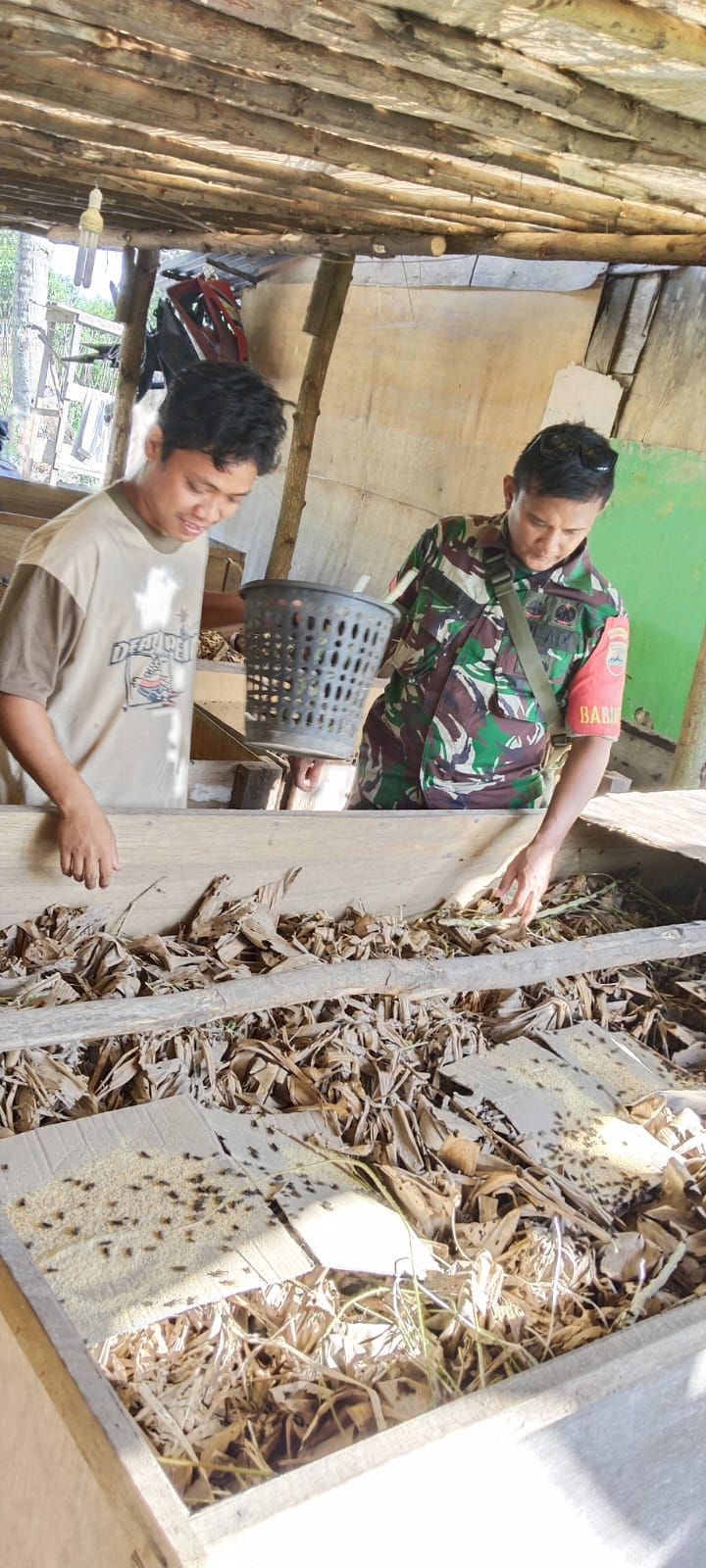 Babinsa Kelurahan Pamak, Koptu Suhermansyah melaksanakan kegiatan komunikasi sosial (komsos) dengan warga binaan di RT 02 Pamak.