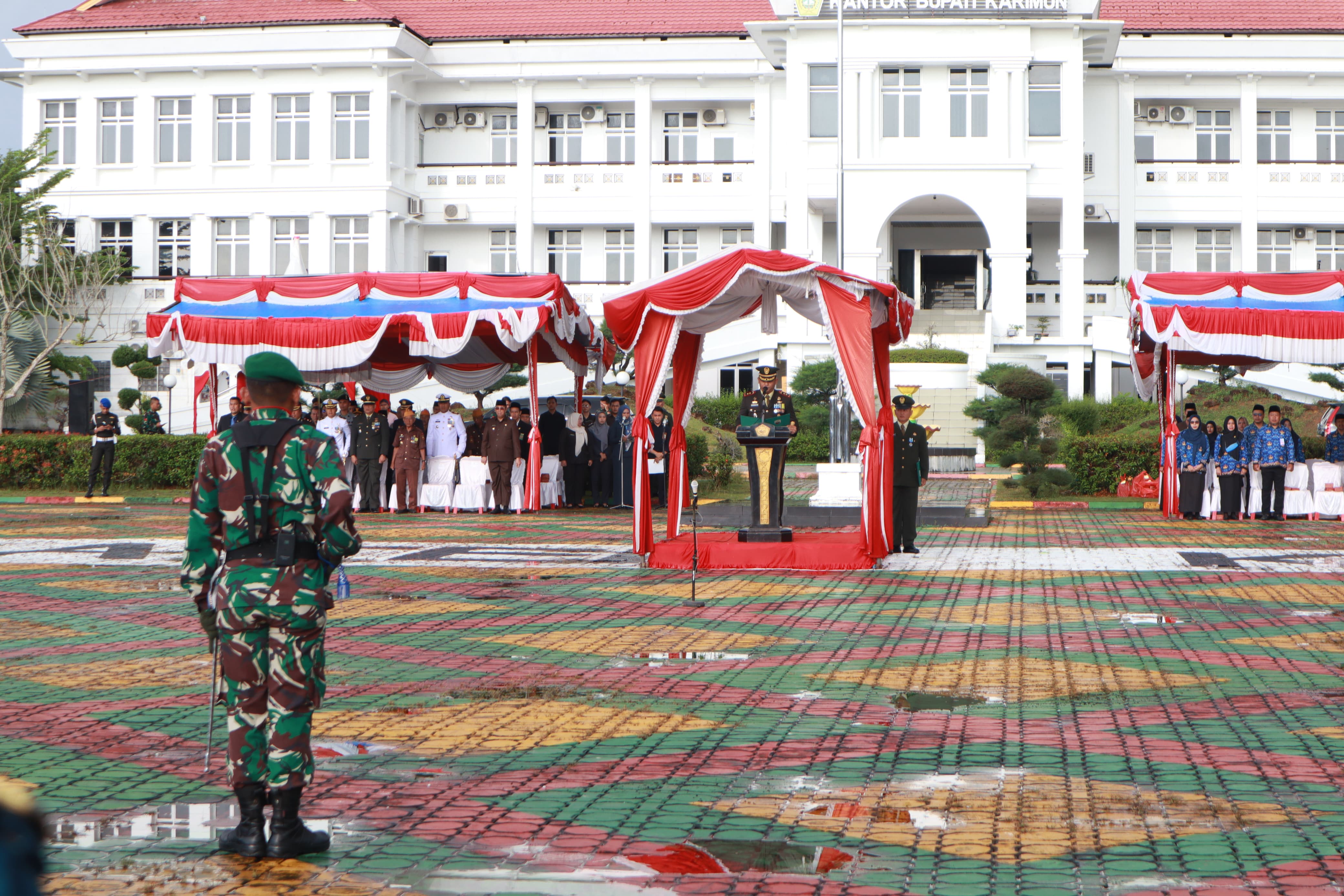 Letkol Inf Ida Bagus Putu Mudita, bertindak sebagai Inspektur Upacara (Irup) pada upacara yang digelar di Halaman Kantor Bupati Karimun.