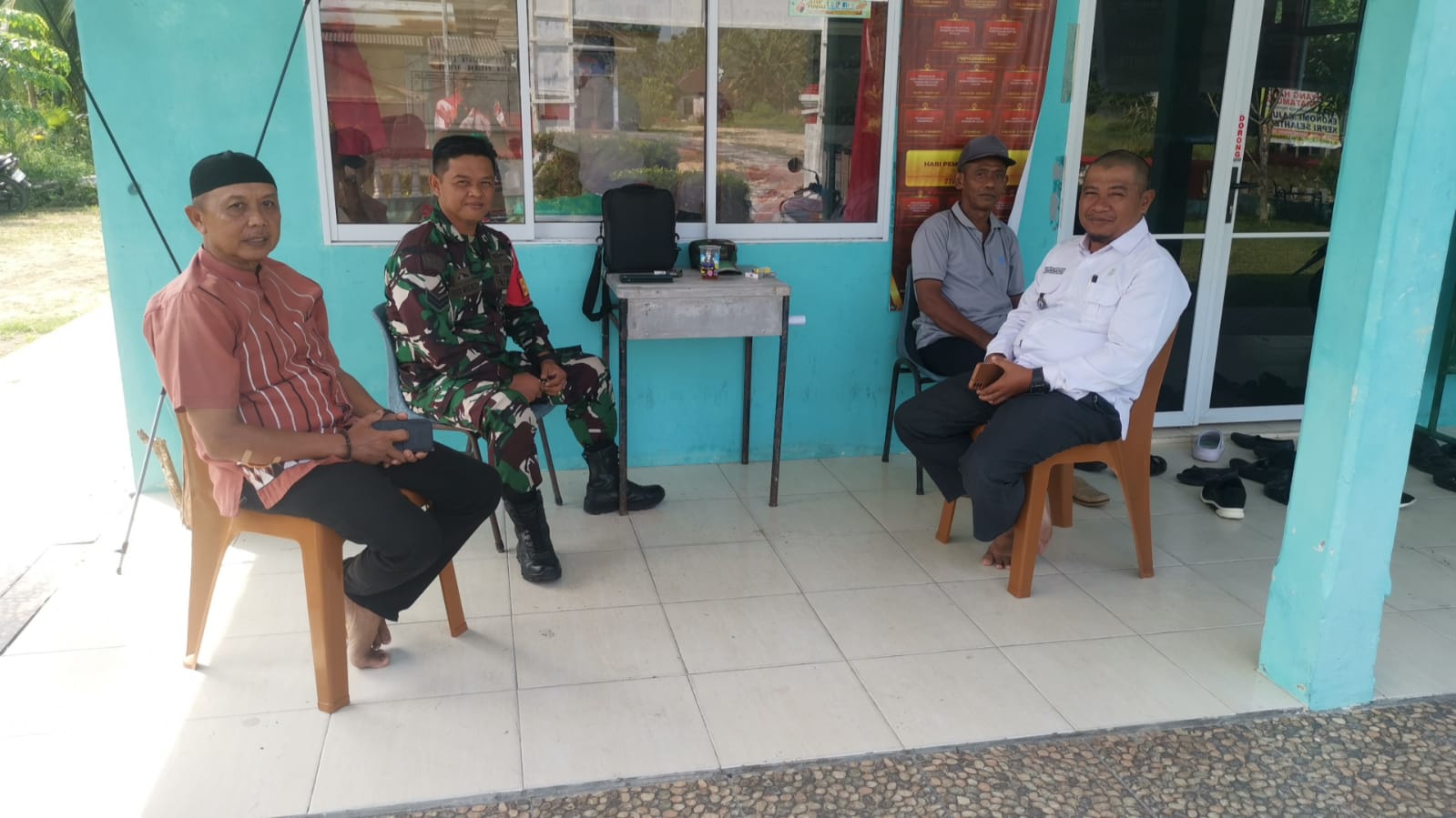 Babinsa Kelurahan Tanjung Berlian Kota, Koramil 03/Kundur, Sertu Yadi Mulyadi, silaturahmi dengan Lurah, Bambang Iryanto.