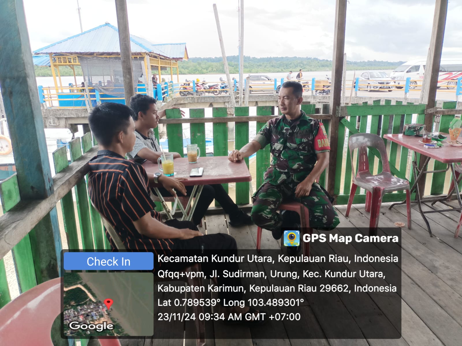 Sertu Suhendra, Babinsa Desa Penarah dan Leboh, Kecamatan Belat Komsos bersama anggota BUP Pelabuhan Tanjung Berlian Kota.