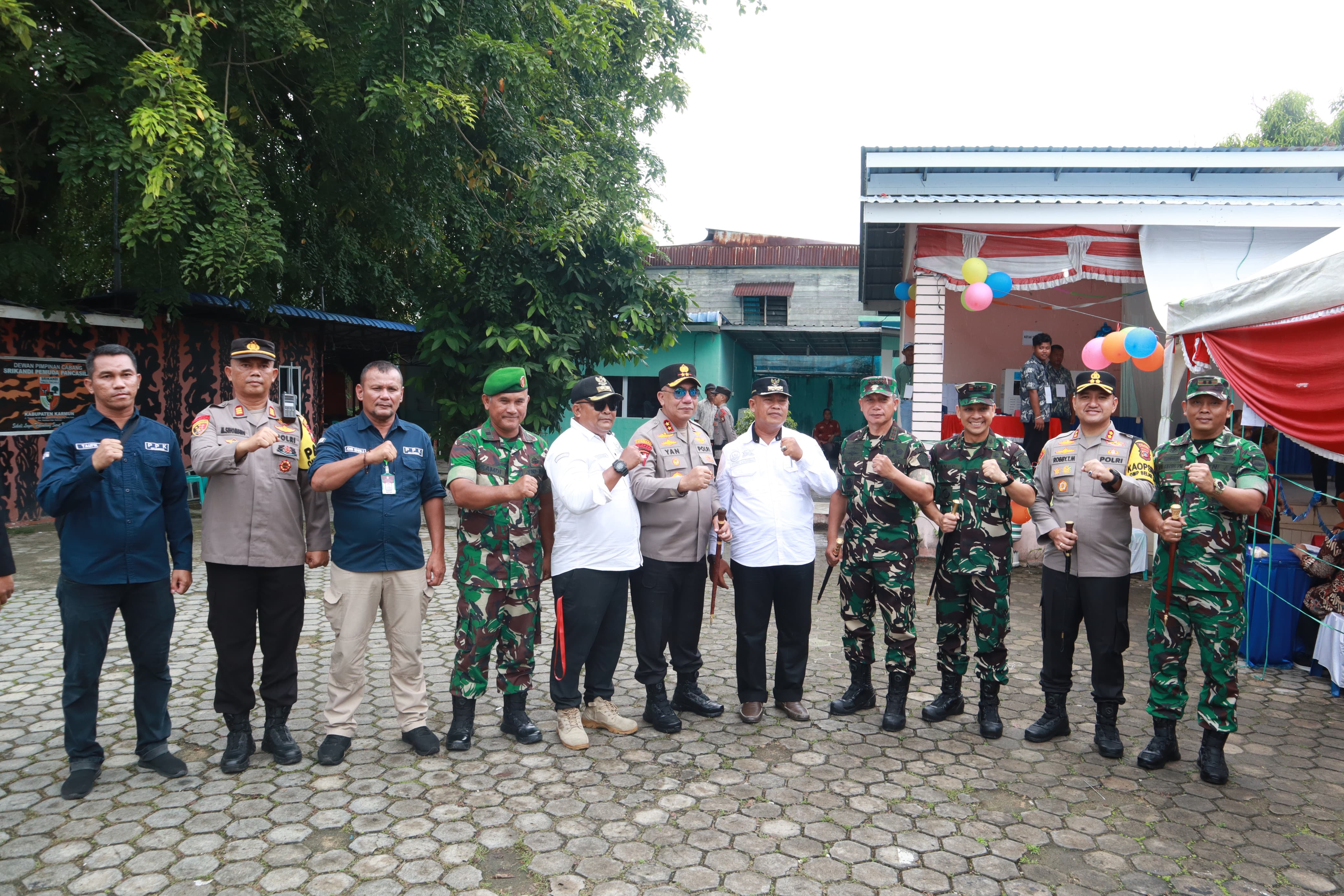 Dandim 0317/TBK Letkol Inf Ida Bagus Putu Mudita melakukan pemantauan di beberapa Tempat Pemungutan Suara (TPS) di Kabupaten Karimun..