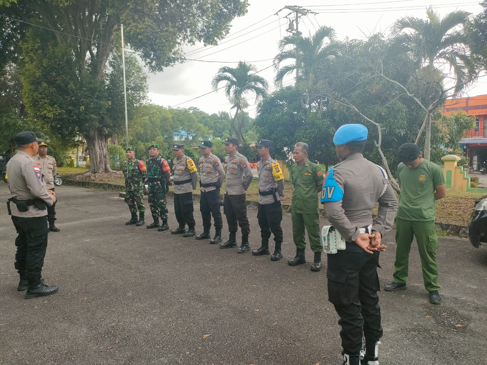 Babinsa Desa Pongkar dan Harjosari, Serda Efin Wijaya - Kopda Al Hafit Sadiqin, turut serta dalam pengamanan gudang logistik.