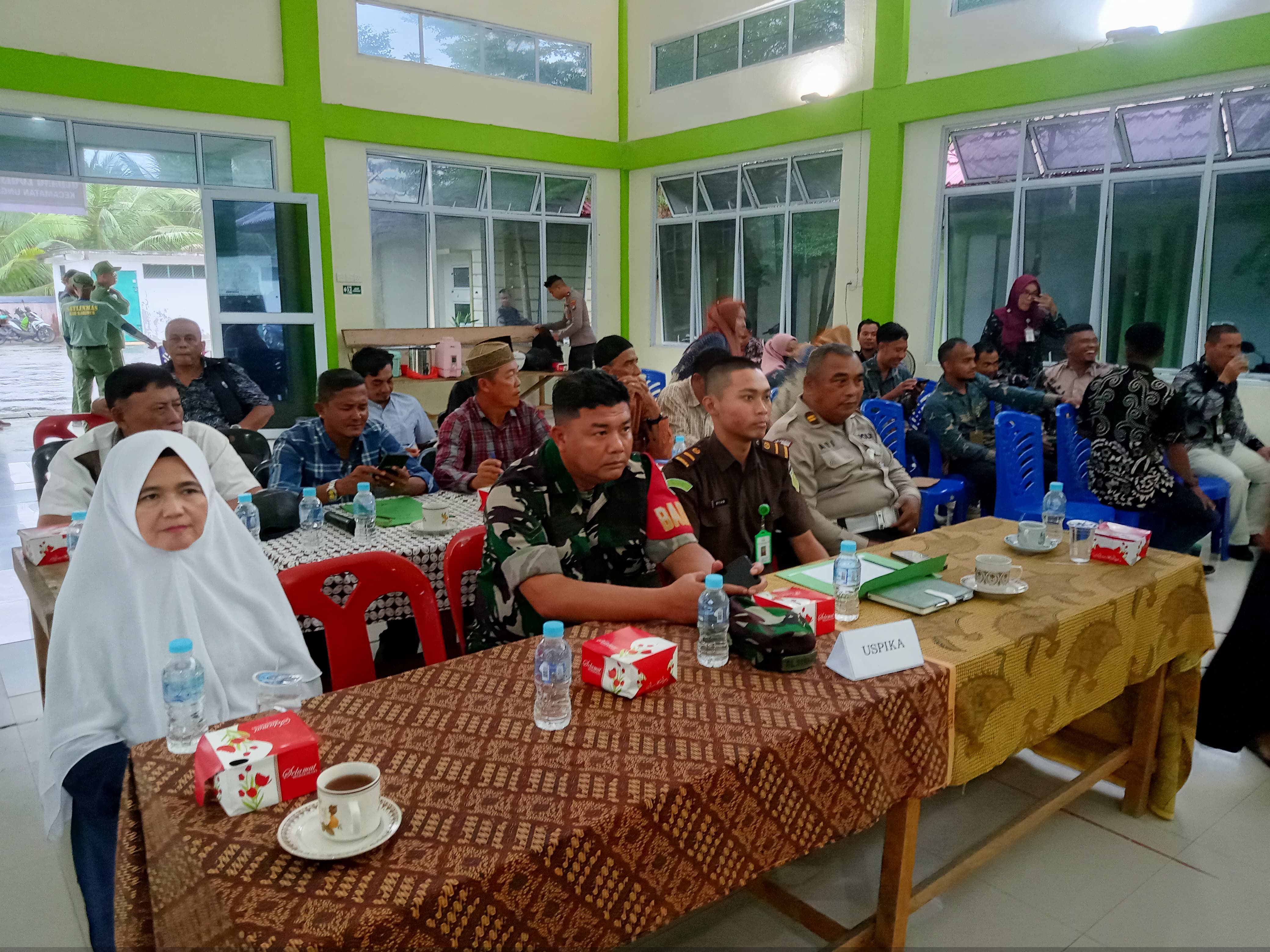 Babinsa Ungar menghadiri rapat pleno terbuka rekapitulasi hasil penghitungan perolehan suara tingkat kecamatan dalam Pilkada 2024.