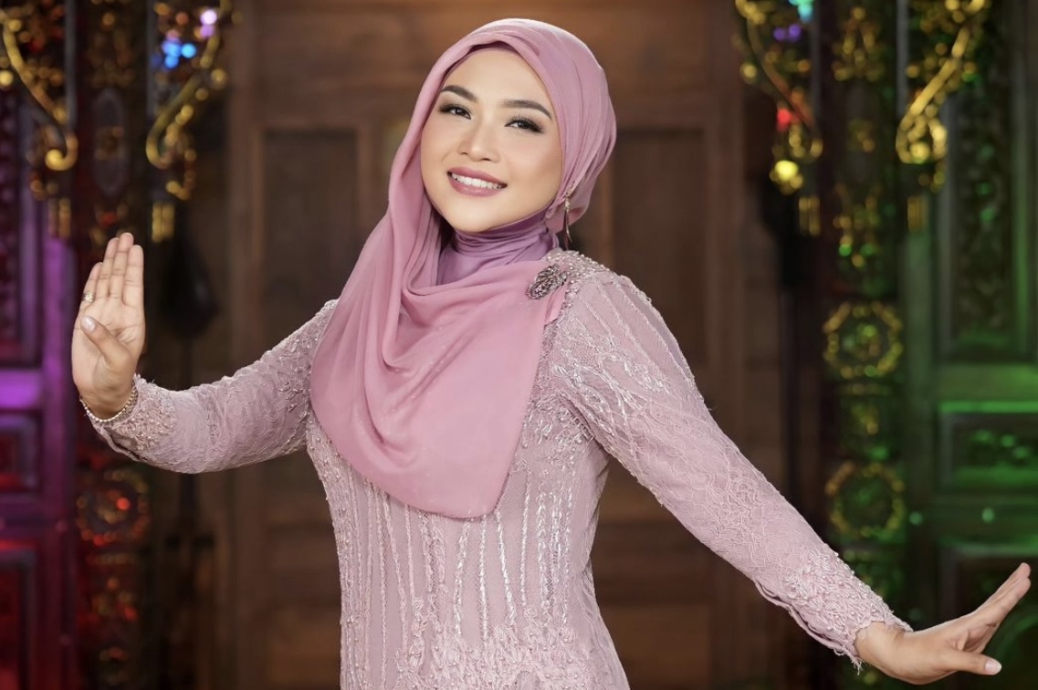 Artis religi Novi Ayla akan memeriahkan puncak hari jadi Kabupaten Lingga ke-21. di Lapangan Kantor Bupati Lingga.