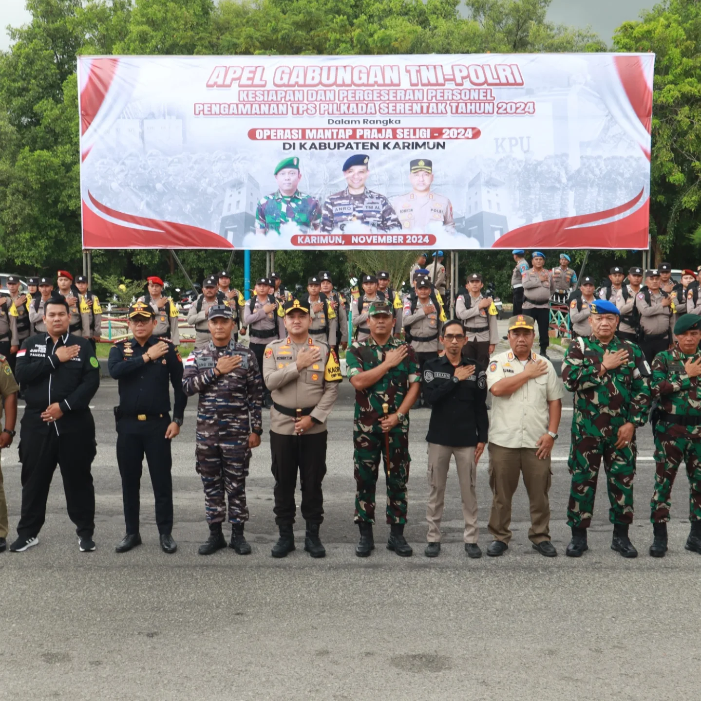 Polres Karimun menggelar Apel Gabungan TNI-Polri untuk Kesiapan dan Pergeseran Personil Pengamanan Tempat Pemungutan Suara (TPS).