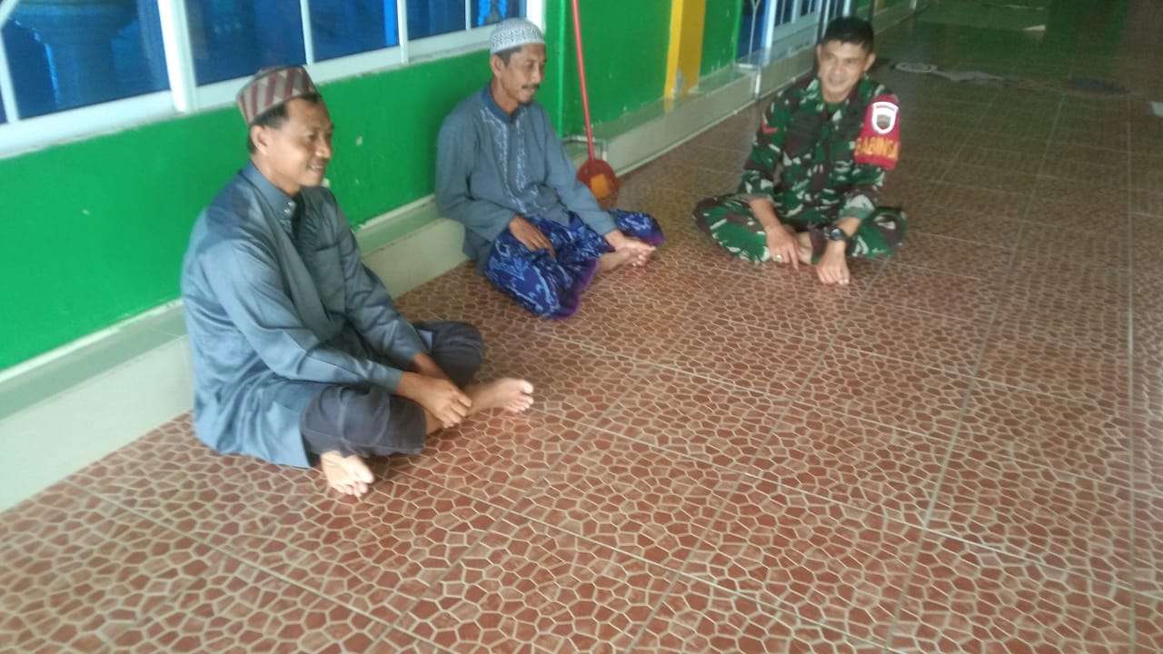 Babinsa Desa Sawang Selatan, Kecamatan Kundur Barat, Kopda Firdaus, melaksanakan kegiatan Komsos dengan masyarakat setempat.