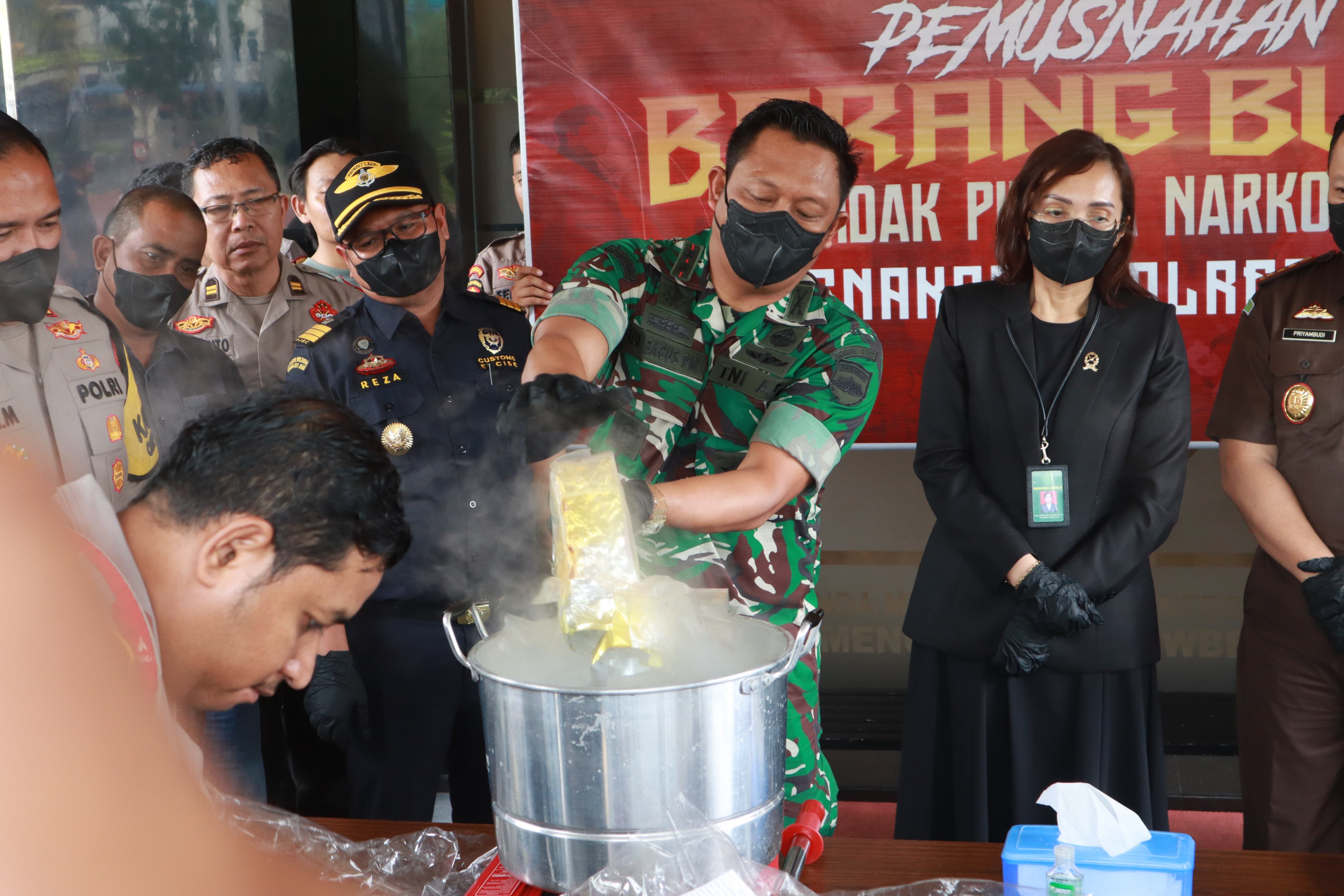 Dandim 0317/TBK, Letkol Inf Ida Bagus Putu Mudita menyaksikan pemusnahan barang bukti narkotika jenis sabu di Polres Karimun.