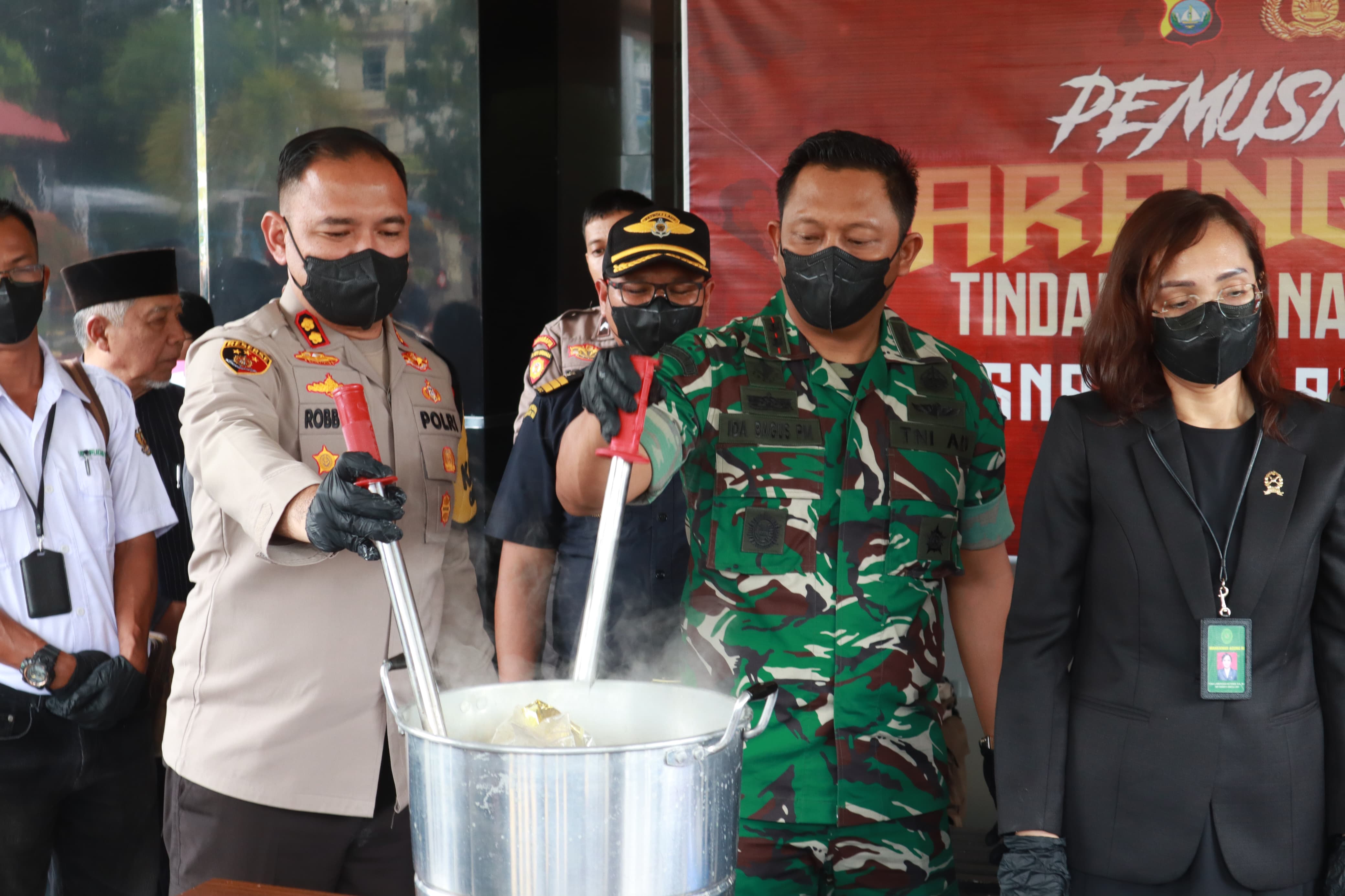 Kurun waktu dua pekan, Polres Karimun ungkap 9 kasus narkotika jenis sabu-sabu dengan total barang bukti sebanyak 432,15 gram sabu.