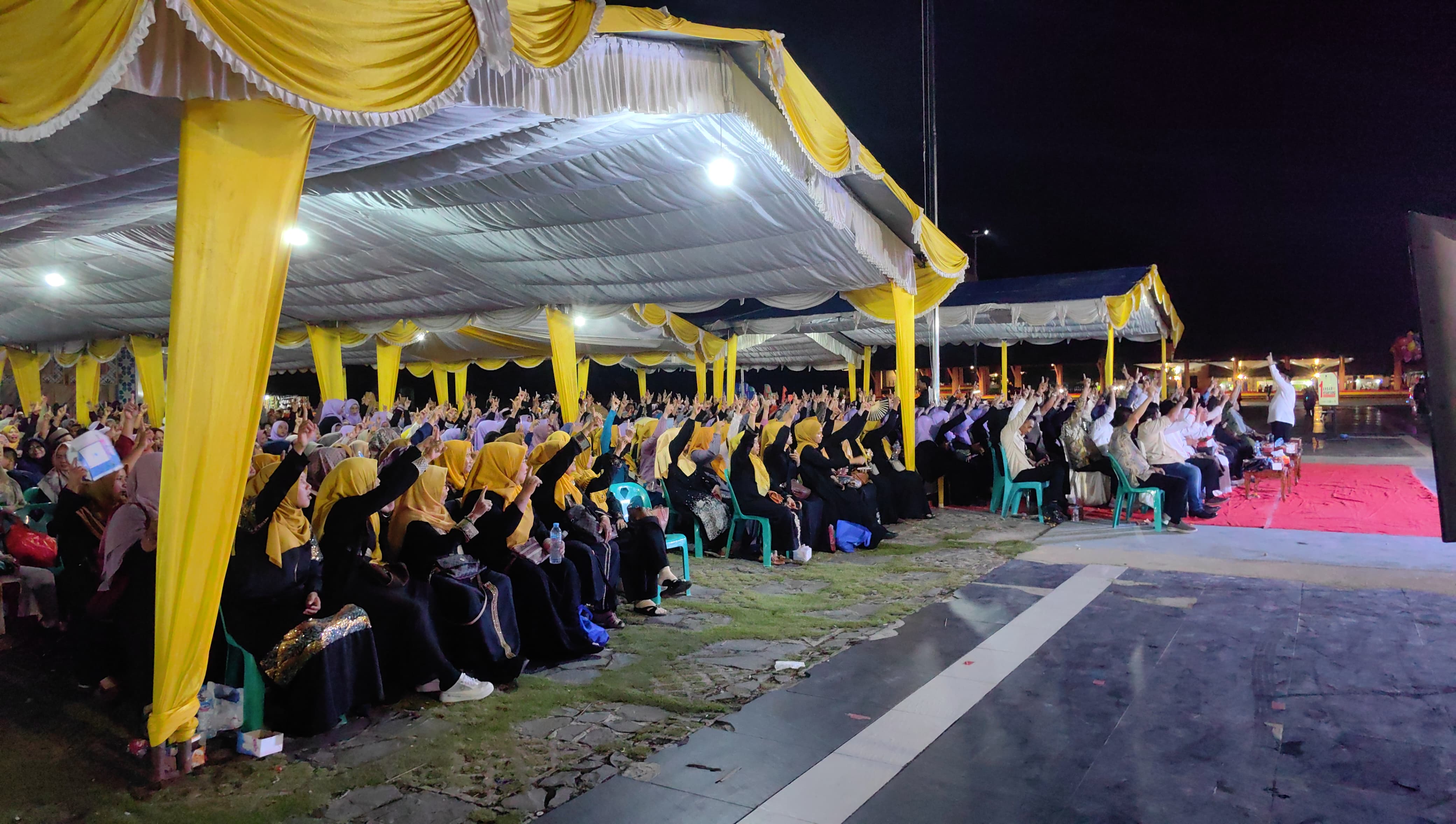 Cagub Kepri, Ansar Ahmad paparkan kinerja selama ia menjabat sebagai Gubernur Kepri saat menggelar kampanye akbar di Karimun,