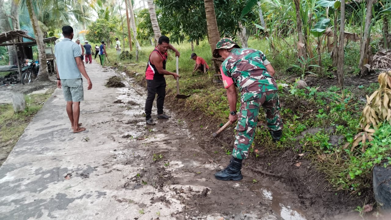 Babinsa Desa Sugie, Koramil 02/Moro, Serma M. Amin, bersama warga masyarakat binaannya melaksanakan kegiatan gotong royong.