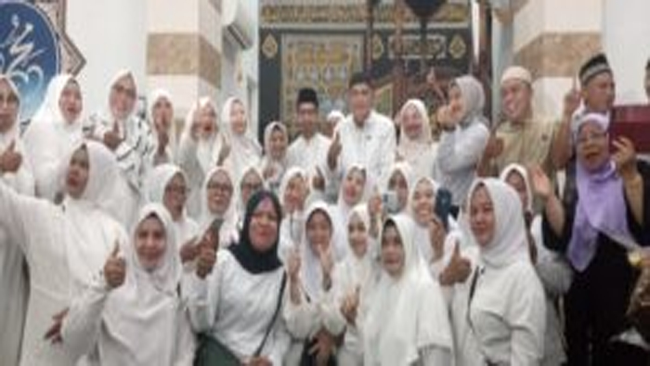 Pasangan calon Bupati dan Wakil Bupati Karimun dengan nomor urut 1, Iskandarsyah - Rocky Marciano Bawole menggelar syukuran dan doa selamat.