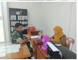 Babinsa Kelurahan Moro Timur, Serda Benny M, Komsos bersama staf Kelurahan Moro Timur, Ibu Lusi, di Kampung Sidodadi, RT 003 RW 006.