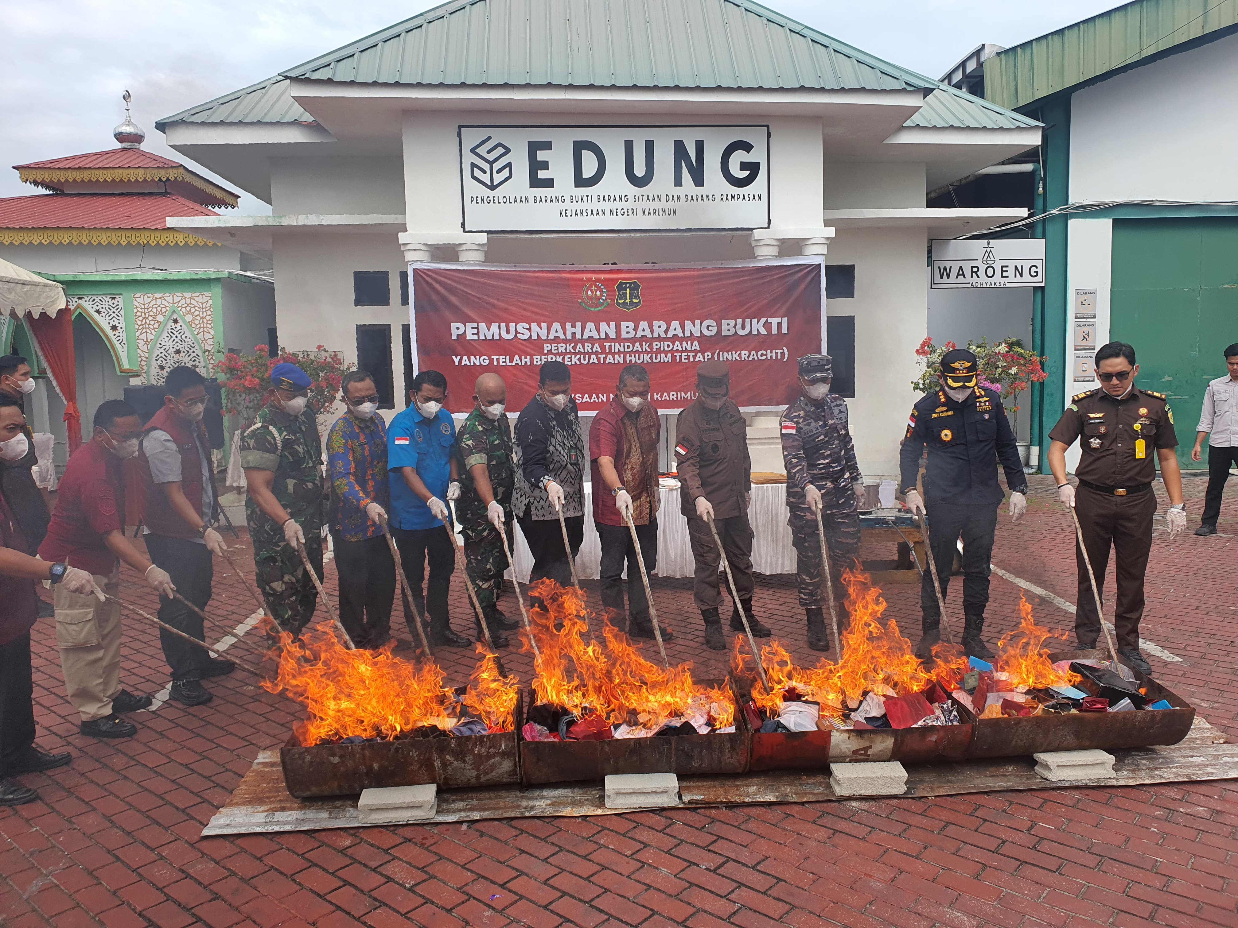 Pasi Intel Kodim 0317/TBK, Lettu Inf Kamdi. Kegiatan ini diadakan di Jl. A. Yani, Kel. Sungai Lakam, Kec. Karimun, Kab. Karimun.