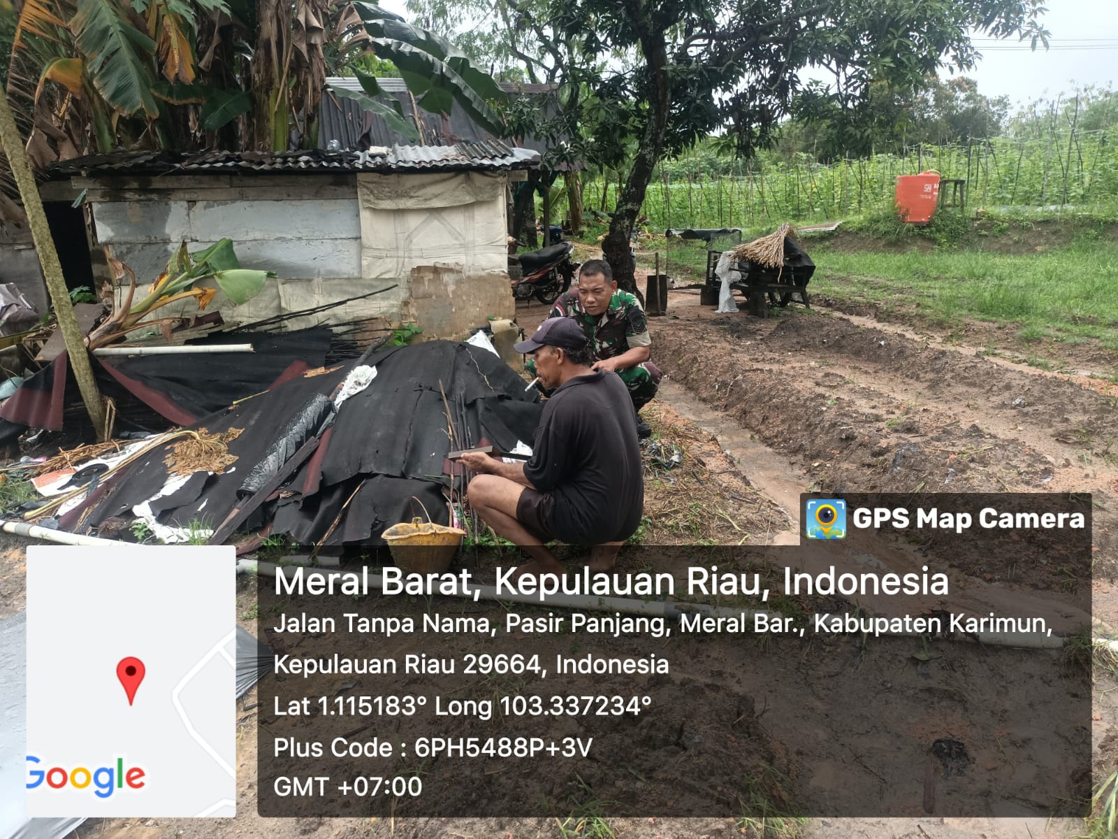 TNI dan masyarakat, Babinsa Kelurahan Pasir Panjang, Serka Sarmo, yang bertugas di Koramil 04/Tebing Kodim 0317/TBK melakukan komsos.