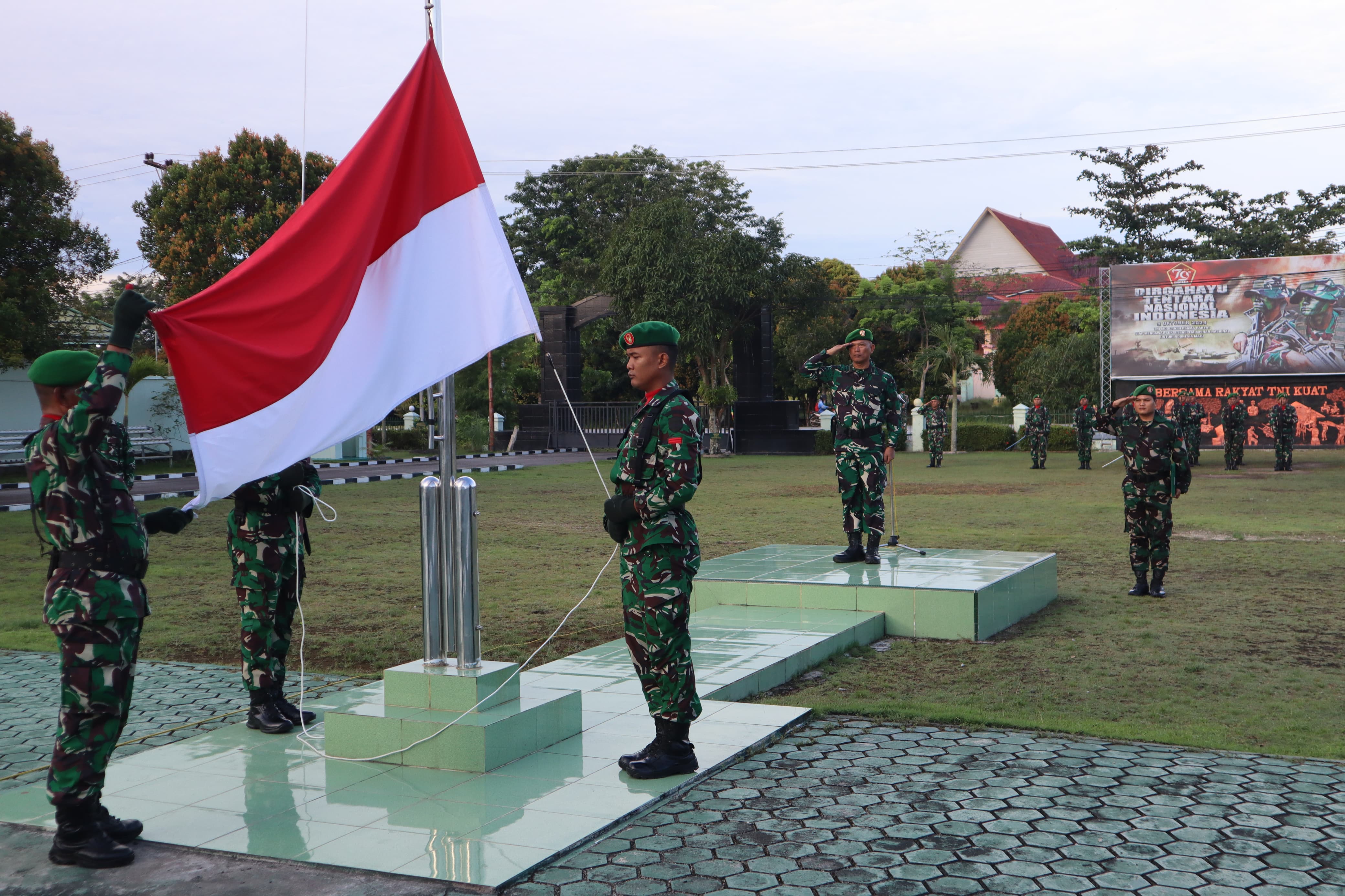 Kodim 0317/TBK menggelar upacara bendera di halaman Makodim 0317/TBK yang berlangsung dengan khidmat.