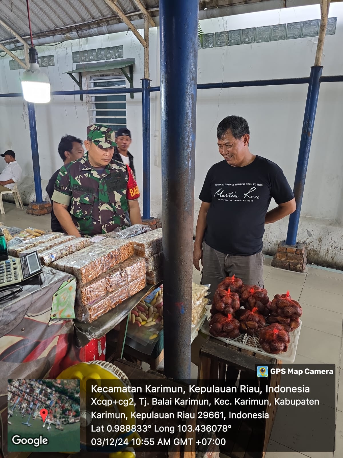 Babinsa Kelurahan Tanjung Balai Kota,Sertu Misman, Komsos dengan Pedagang Jajanan di Pelabuhan Domestik Karimun.