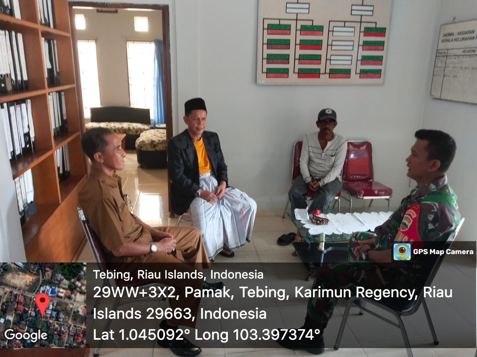 Babinsa Kelurahan Pamak silaturahmi di Kantor Lurah Pamak untuk mempererat hubungan dan kerja sama antara aparat keamanan setempat.